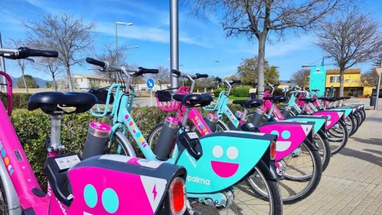 Estaciones de bicicletas Bicipalma en el Paseo Mar&iacute;timo de Palma