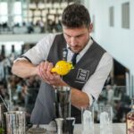 Biel Ramon preparando un c&oacute;ctel en un evento de cocteler&iacute;a