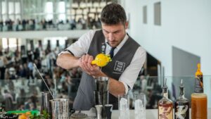 Biel Ramon preparando un c&oacute;ctel en un evento de cocteler&iacute;a