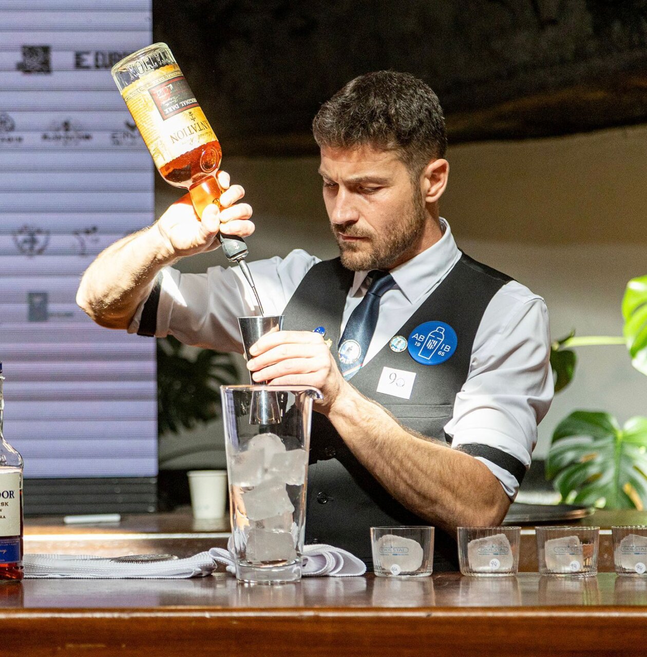 Biel Ramon preparando un c&oacute;ctel en una competencia de cocteler&iacute;a