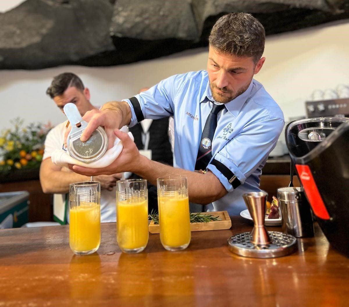 Biel Ramon preparando c&oacute;cteles en un evento de cocteler&iacute;a
