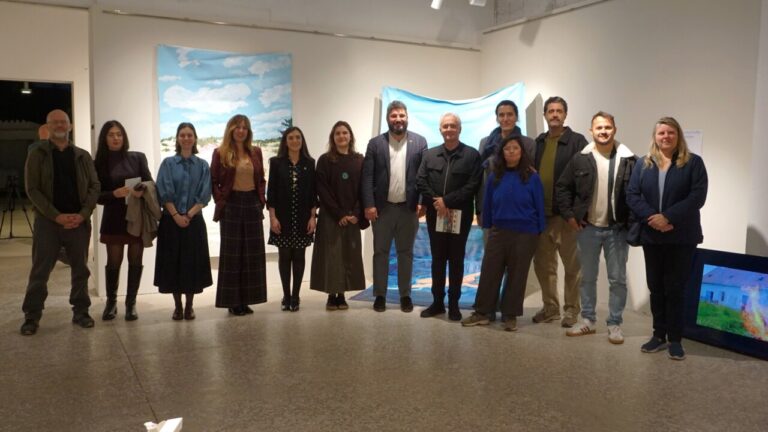 Grupo de personas en la exposición de la University Art Biennial en Marratxí