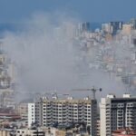 Vista de Beirut con humo tras bombardeos israelíes recientes