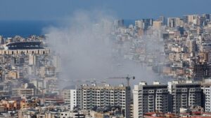 Vista de Beirut con humo tras bombardeos israel&iacute;es recientes