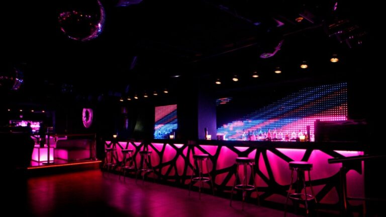 Interior del club Boulevard en Palma con luces de colores