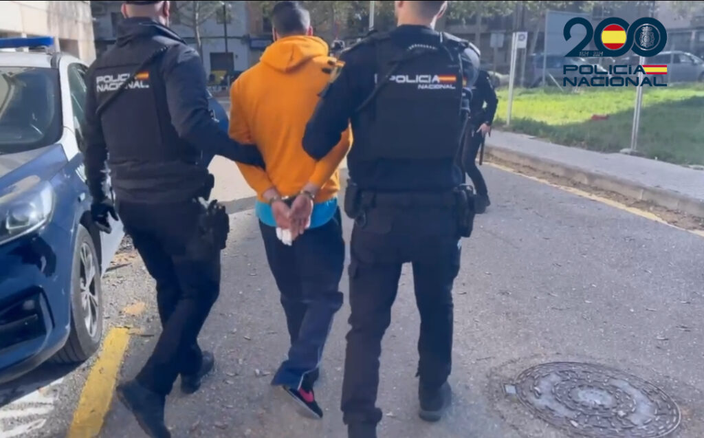 Agentes de la policía nacional arrestando a un sospechoso en Manacor.