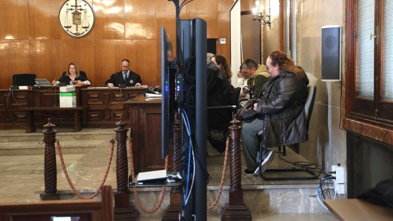 Juicio sobre la acusada de arrojar a una bebé en un contenedor