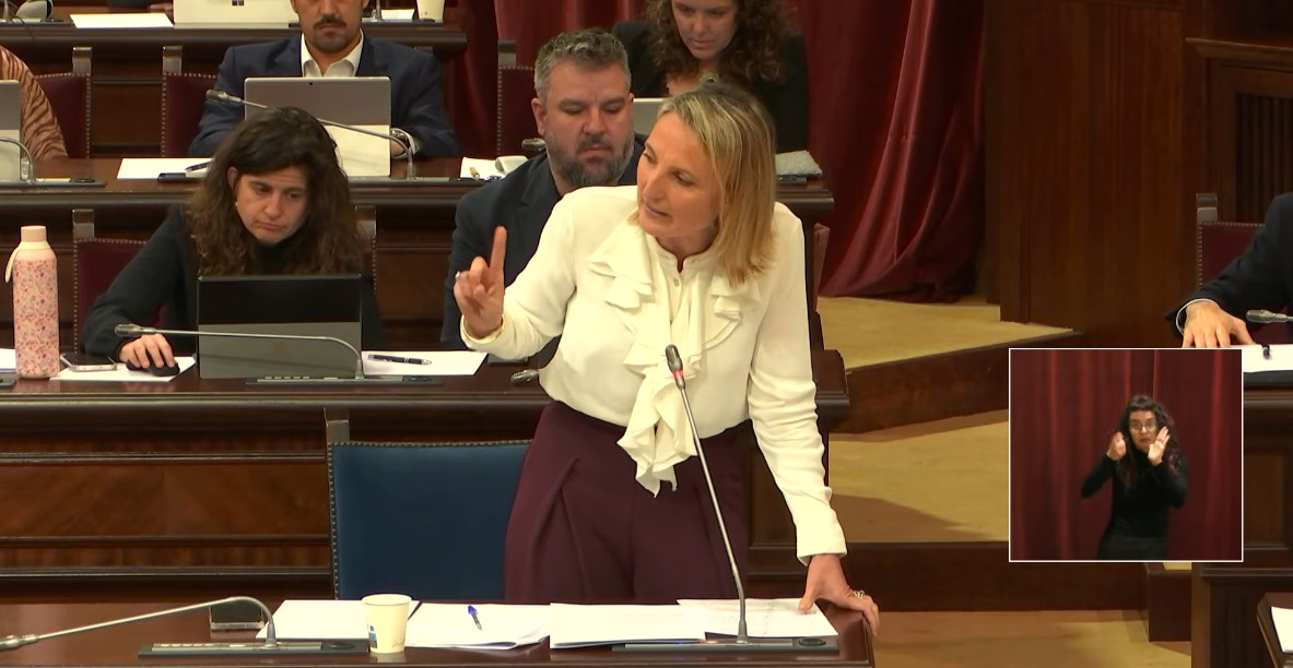Catalina Cabrer hablando en el pleno del Parlament sobre la exenci&oacute;n de catal&aacute;n.