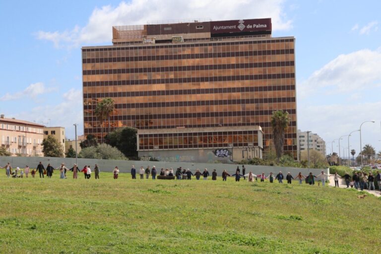 Cadena humana de vecinos en Palma contra el macroaparcamiento junto a Gesa