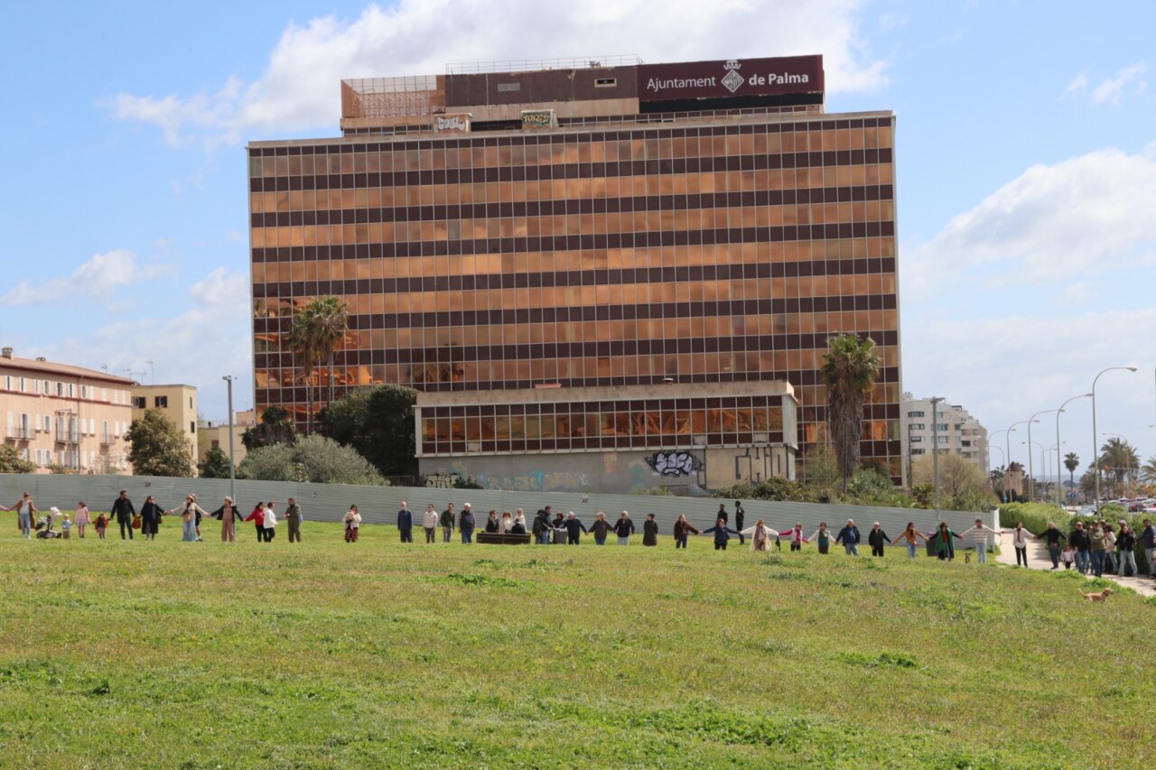 Cadena humana de vecinos en Palma contra el macroaparcamiento junto a Gesa
