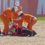 Joan Mir siendo asistido tras una caída en la carrera de MotoGP en Brasil