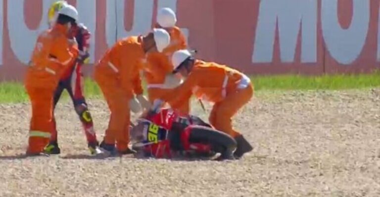 Joan Mir siendo asistido tras una caída en la carrera de MotoGP en Brasil