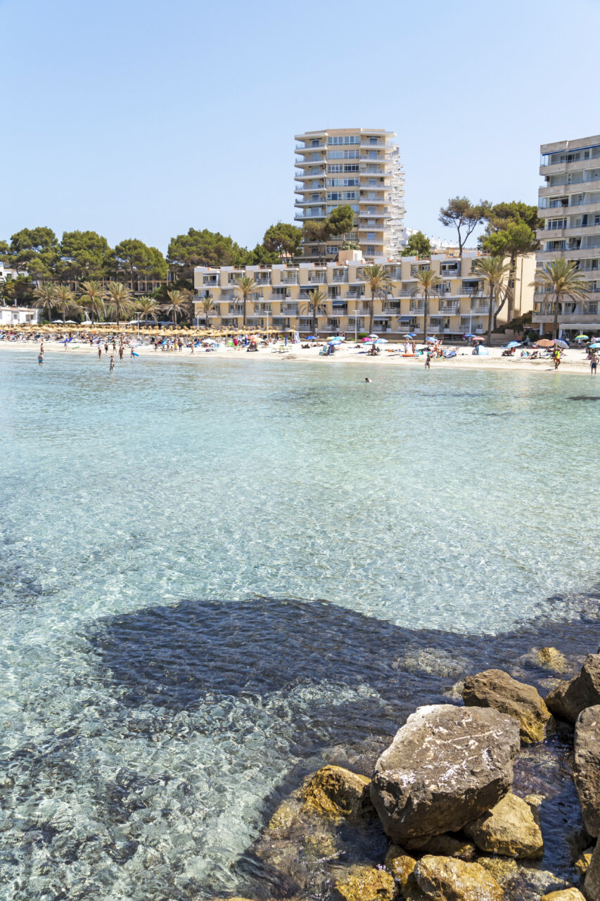 Vista de la playa en Calvi&agrave; con hoteles y turistas disfrutando del sol