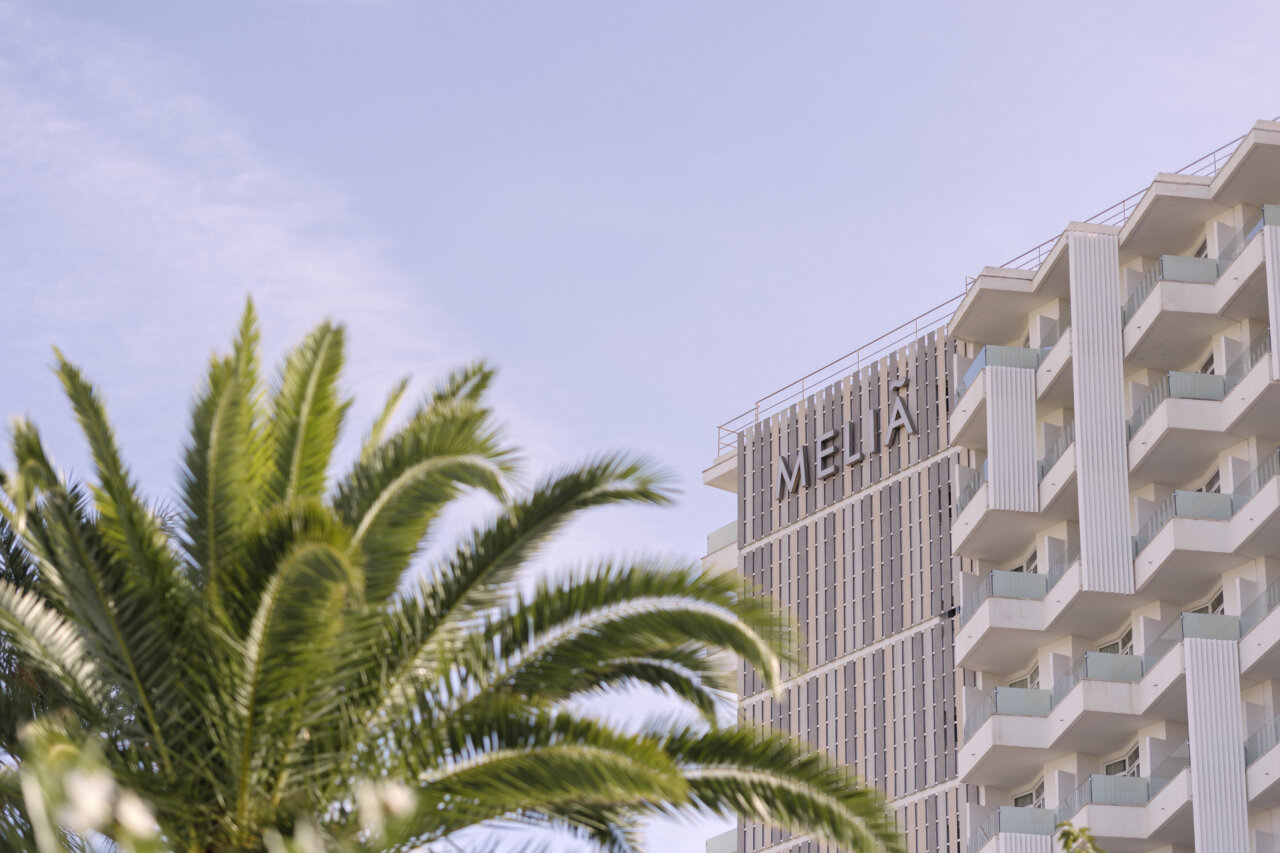 Vista del hotel Meli&aacute; en Calvi&agrave; con palmeras en primer plano