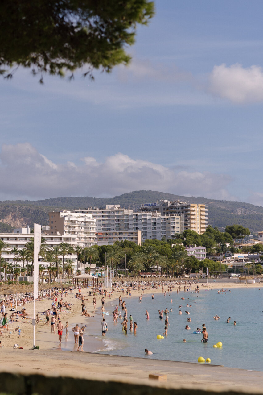 Playa de Calvi&agrave; llena de turistas disfrutando del mar y la arena