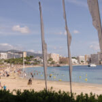 Vista de la playa en Calvi&agrave; con turistas disfrutando del sol.