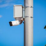 Cámara de videovigilancia instalada en un poste en la playa