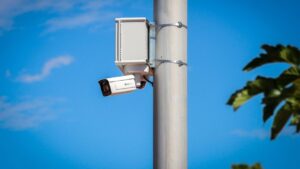 C&aacute;mara de videovigilancia instalada en un poste en la playa