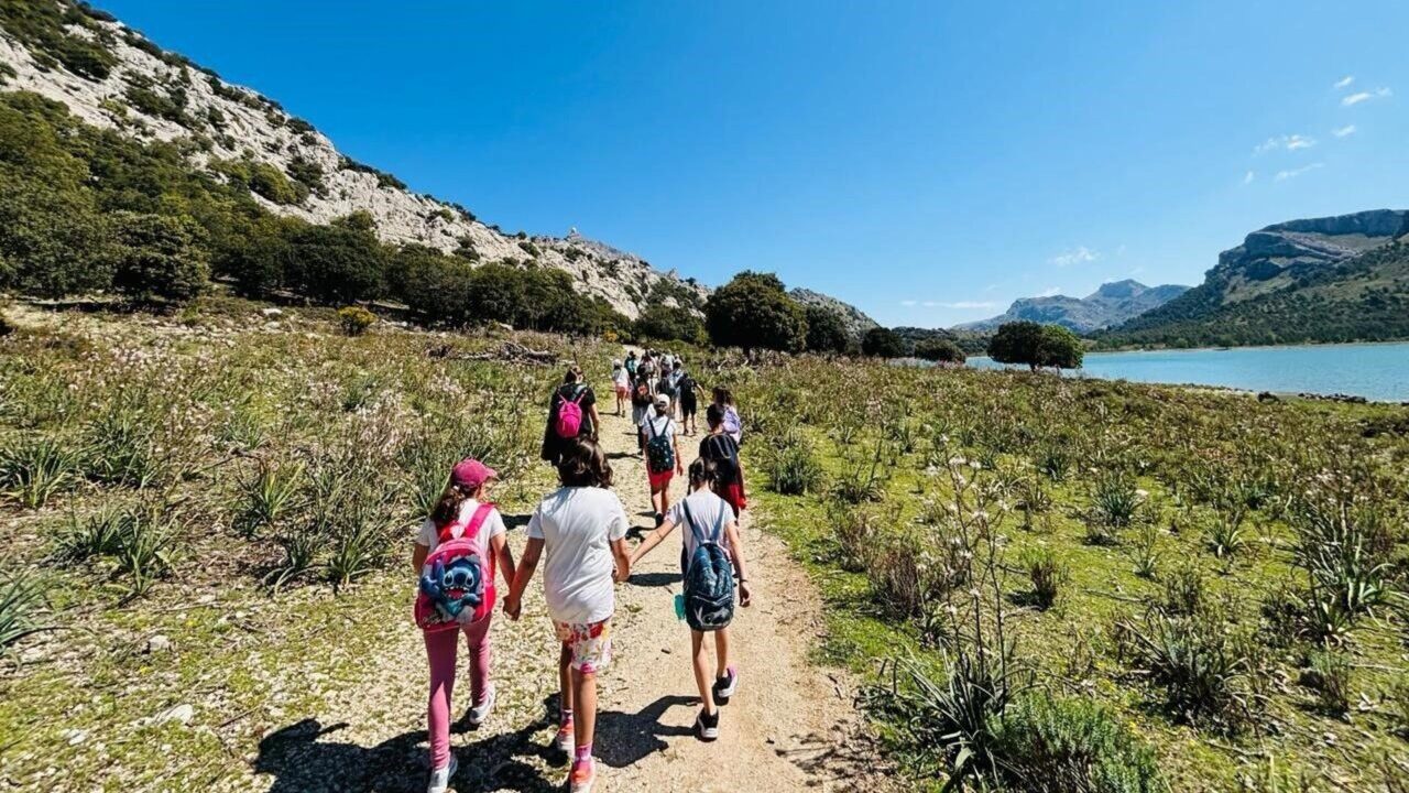 Grupo de ni&ntilde;os caminando por un sendero en la Serra de Tramuntana