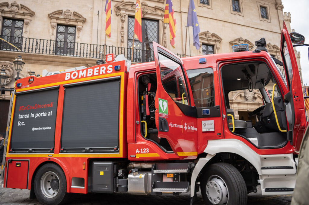 Cami&oacute;n de bomberos de Palma con puertas abiertas en una plaza