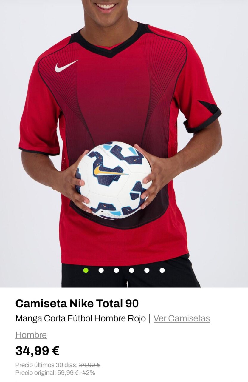 Hombre sosteniendo un bal&oacute;n de f&uacute;tbol con camiseta roja Nike