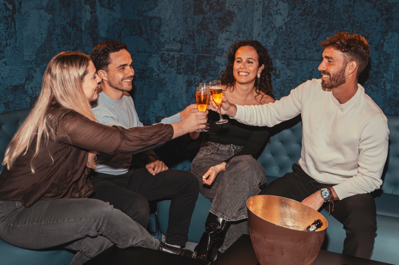 Grupo de amigos brindando en un ambiente de ocio nocturno
