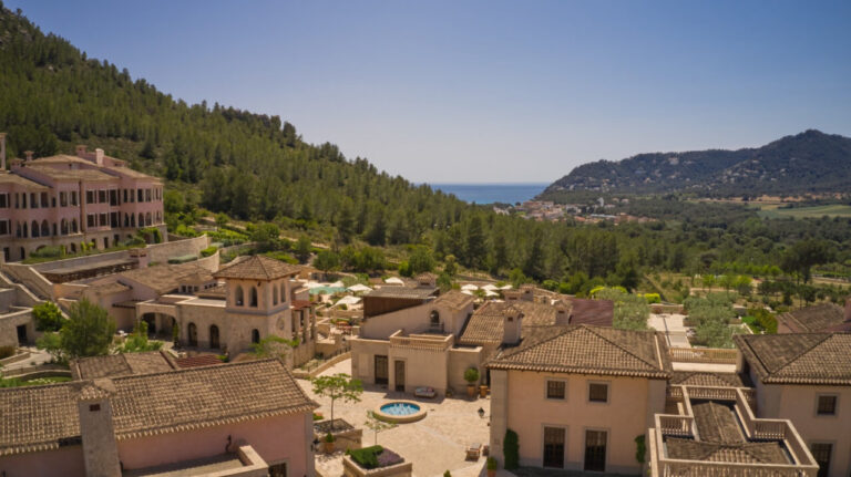 Vista panor&aacute;mica del Cap Vermell Grand Hotel en Mallorca