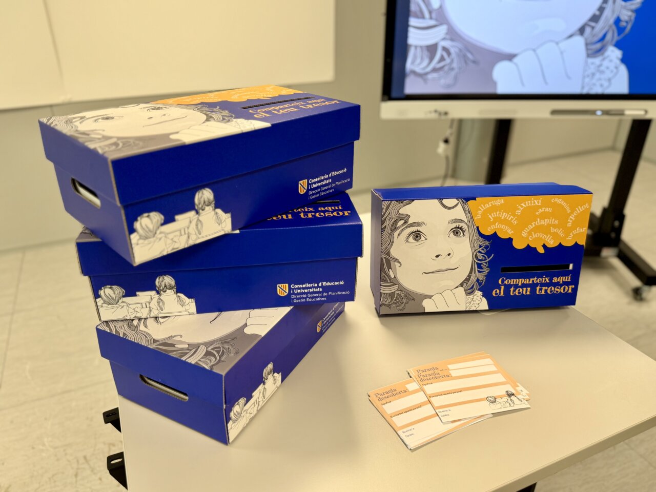 Cajas del proyecto ling&uuml;&iacute;stico La Capsa del Tresor en un aula