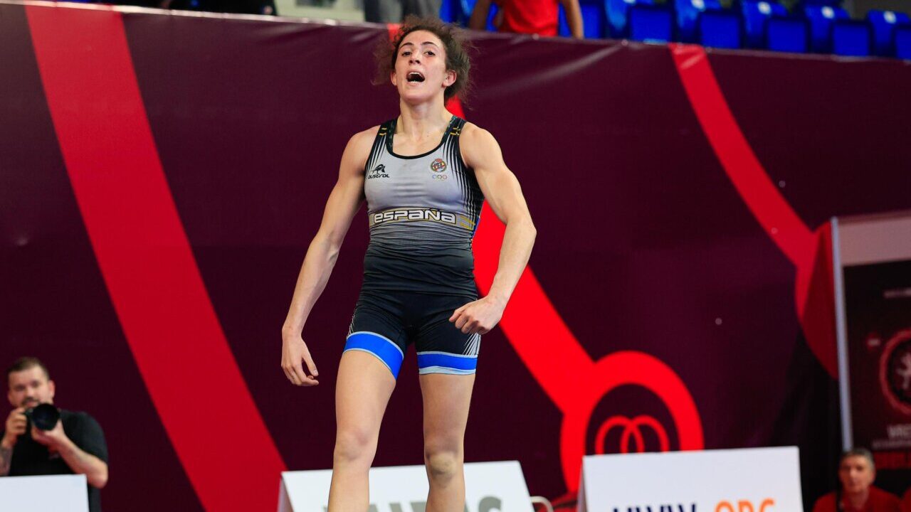 Carla Jaume celebrando tras competir en el Europeo sub-23 de lucha