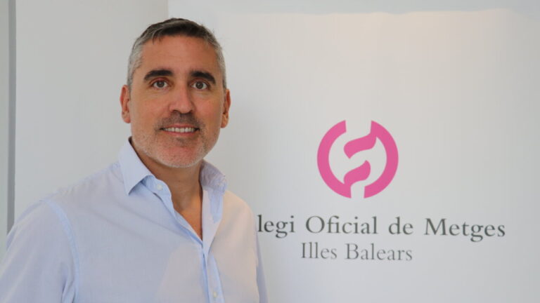 Carles Recasens, presidente del Colegio de M&eacute;dicos de Baleares, sonriente