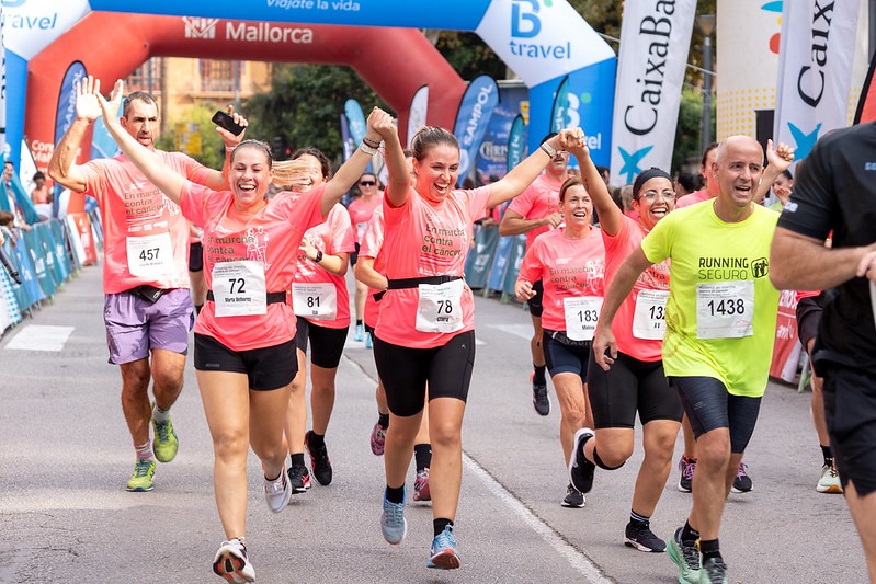Participantes corriendo en la carrera contra el cáncer en Mallorca