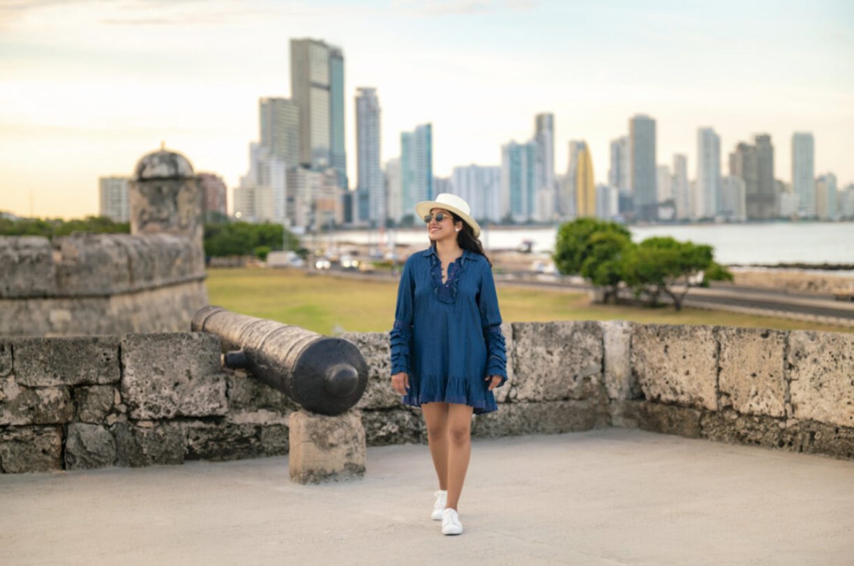 Mujer caminando en Cartagena de Indias junto a un ca&ntilde;&oacute;n antiguo