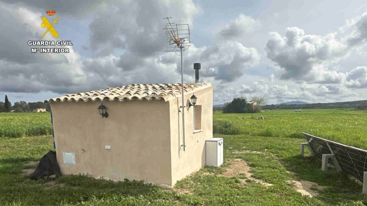 Caseta de aperos en Maria de la Salut, Mallorca, con antena y panel solar.