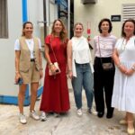 Grupo de personas en Cayo Levantado junto a generador de agua