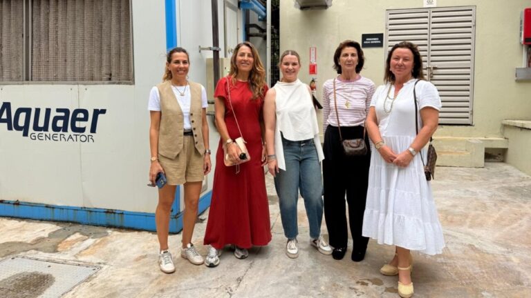 Grupo de personas en Cayo Levantado junto a generador de agua