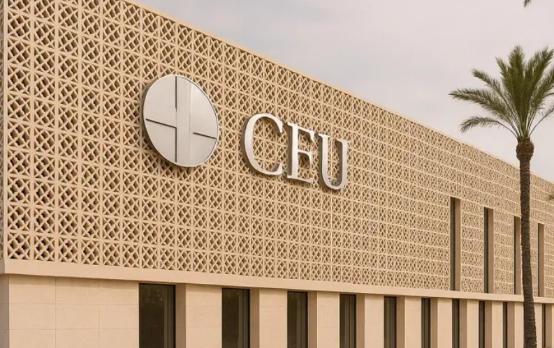 Fachada del CEU en Mallorca con palmera al lado