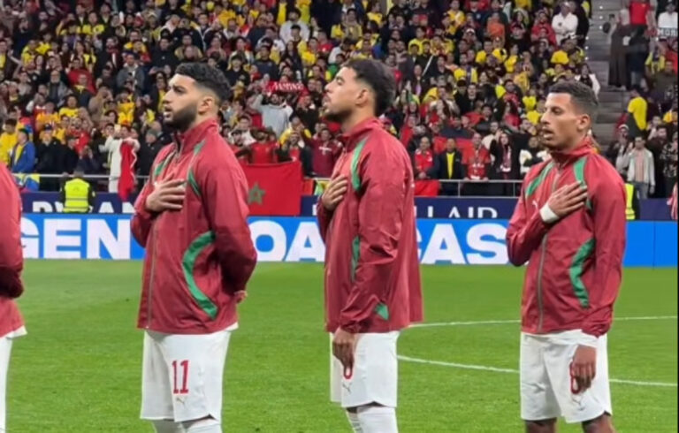Jugadores de Marruecos durante el himno en un partido contra Ecuador