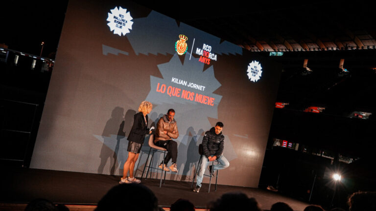 Kilian Jornet hablando en el estadio Son Moix durante un evento