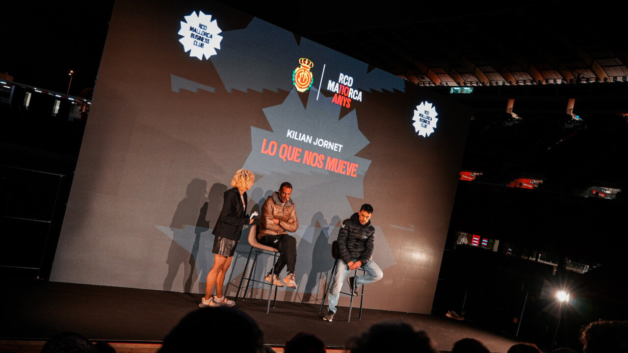 Kilian Jornet hablando en el estadio Son Moix durante un evento