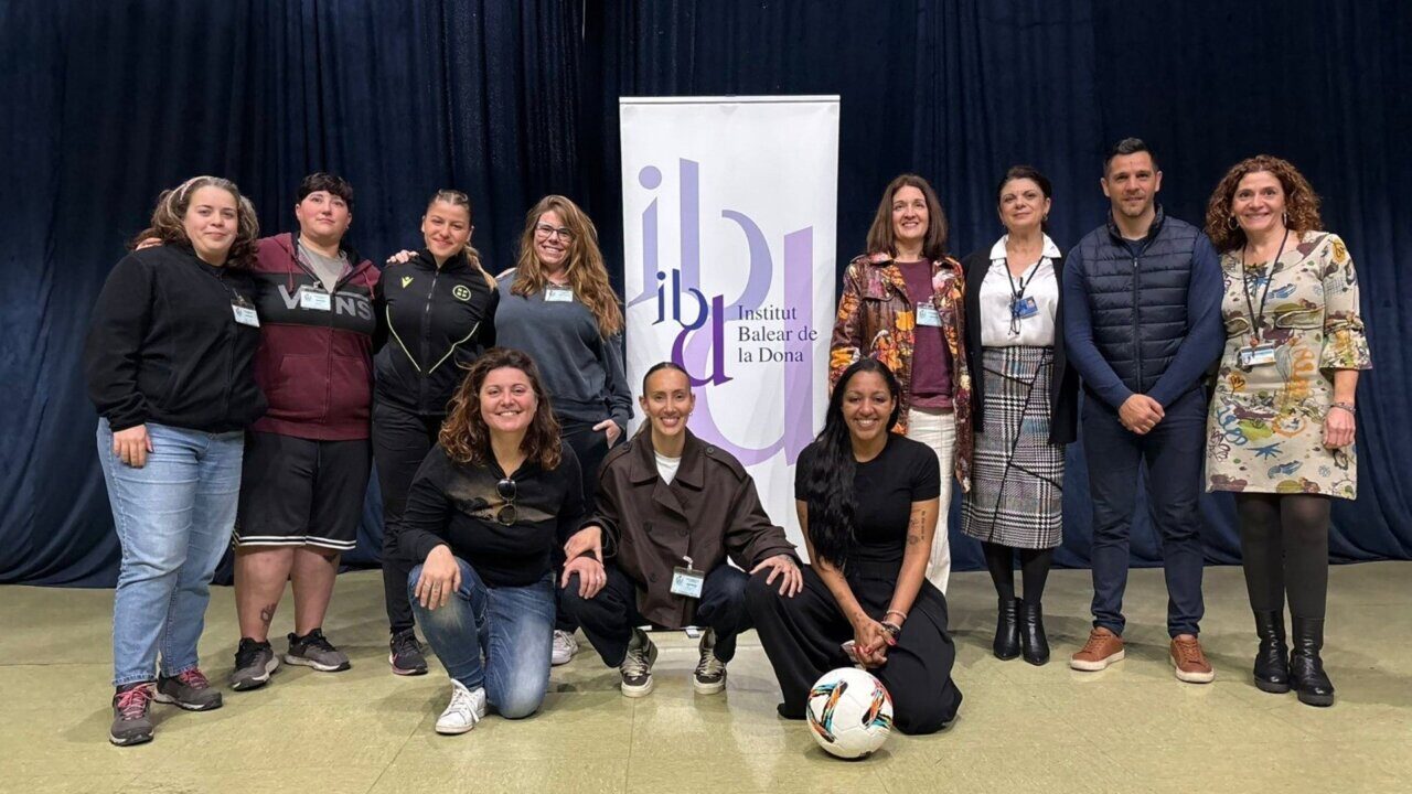 Virginia Torrecilla y participantes en evento de f&uacute;tbol en prisi&oacute;n