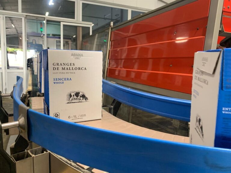 Cajas de leche de la marca Granges de Mallorca en una l&iacute;nea de producci&oacute;n