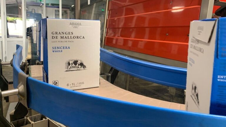 Cajas de leche de la marca Granges de Mallorca en una l&iacute;nea de producci&oacute;n