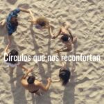 Grupo de personas formando un c&iacute;rculo en la playa