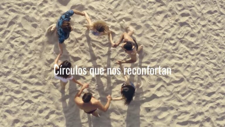 Grupo de personas formando un c&iacute;rculo en la playa