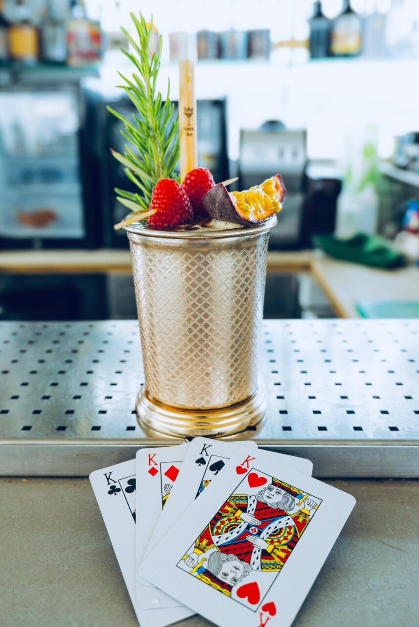 C&oacute;ctel llamado P&oacute;ker de Reyes con frutas y decoraci&oacute;n