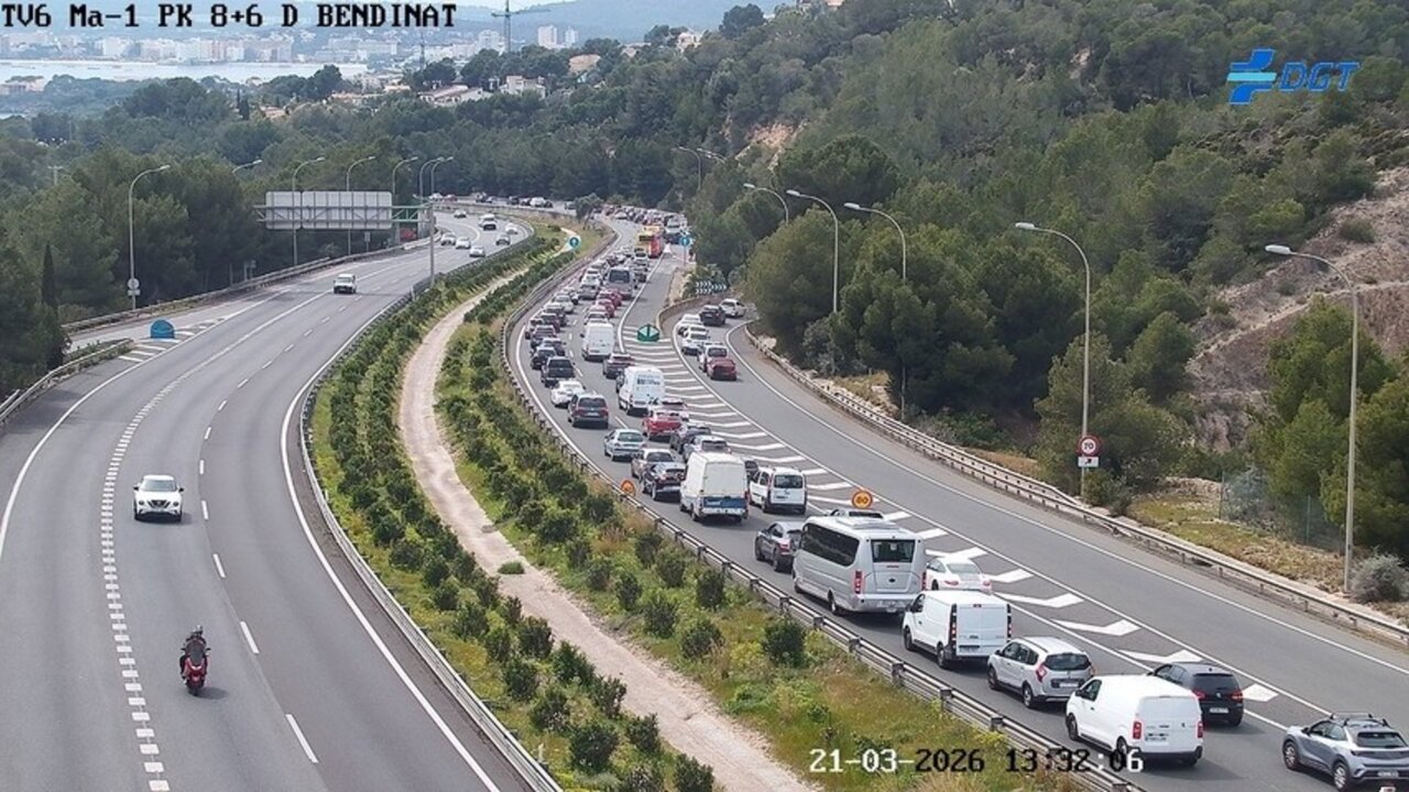 Tr&aacute;fico lento en la autopista de Andratx debido a cierre por mantenimiento.