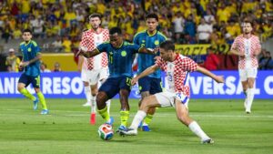 Jugadores de Colombia y Croacia compiten en un amistoso de f&uacute;tbol