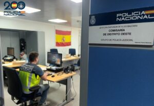 Interior de la comisar&iacute;a del Distrito Oeste con un agente trabajando en su computadora