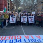 Centenares de personas protestan en Palma con pancartas de No a la guerra