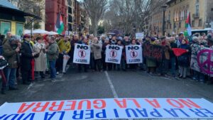 Centenares de personas protestan en Palma con pancartas de No a la guerra